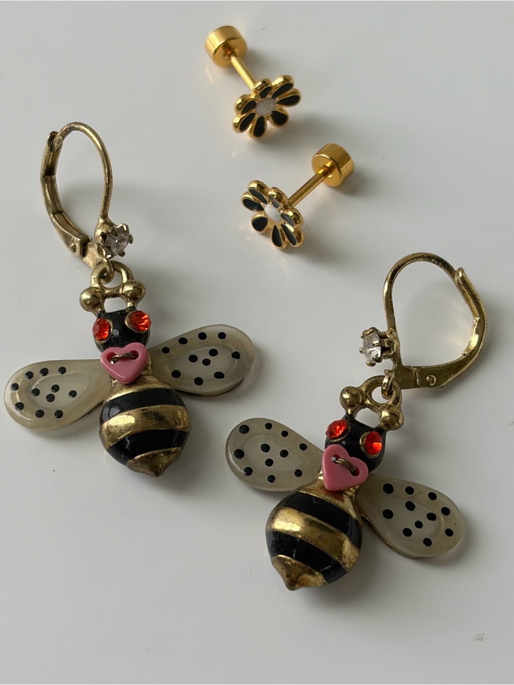 Good tone cute bee 🐝 and flower🌼 set of 4 dainty new condition earrings
